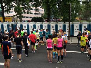 Dixie-Häuschen vor dem Start des Köln-Marathons 2014
