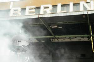 DJ im Nebel-Rauch vor dem riesigen Berlin-Schild auf dem ehemaligen Flughafen in Tempelhof