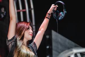 DJ Jennifer Lee bedankt sich nach Auftritt mit erhobenen Händen bei Menschenmenge, Dinagyang Festival