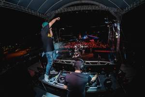 DJ Marc und MC VP performen auf der Bühne Dinagyang Festival auf den Philippinen