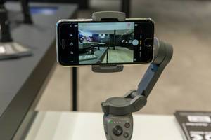 DJI Osmo Mobile 3: motorized stabilization while filming videos with smartphone