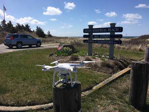 DJI Phantom Drohne in der Nähe von Keys Memorial Beach in Barnstable, USA