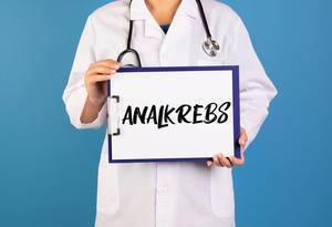 Doctor holding clipboard with Analkrebs text