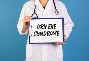 Doctor holding clipboard with Dry eye syndrome text