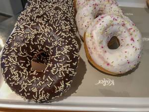 Donuts mit Schokoladenguss und Streuseln