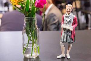 Doob lebensecht Figuren - Mädchenfigur neben einer Vase Blumen