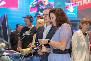 Dorothee Bär beim Zocken auf der Gamescom 2018