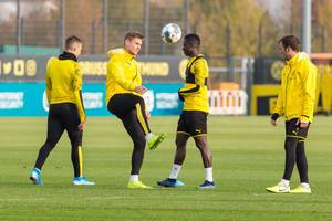 Dortmunder Spieler beim Ball hochhalten Rechter Verteidiger Lukas Piszczek und Stürmer Mario Götze