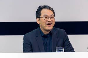 Dr. Alex Jinsung Choi lächelt auf der Bühne des Digital X Events in Köln