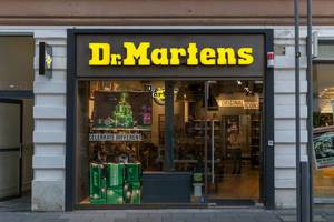 Dr. Martens Schuhgeschäft mit Weihnachtsdekoration und Slogan celebrate different
