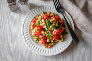 Draufsicht eines Salats mit Kichererbsen und Cherrytomaten