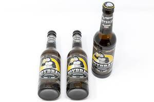 Drei Flaschen - Joy Bräu Alkoholfreies Proteinbier mit hohem Eiweißanteil, BCAA und Carnitin auf weißem Hintergrund