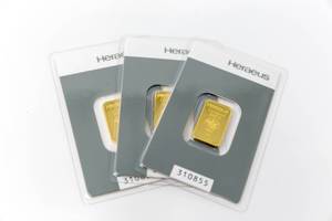 Drei Heraeus Goldbarren in Packung aus Feingold mit 99.99% Reinheit