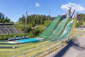 Drei leere Sprungschanzen in der Schanzenanlage für Skisportler, am Sportzentrum im Sommer, in Lahti, Finnland
