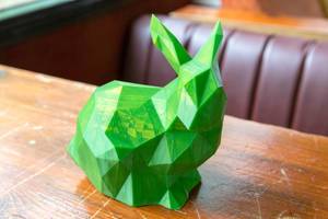 Dreidimensionaler Ausdruck eines grünen Osterhasen aus dem 3D Drucker