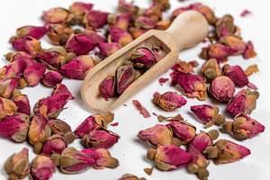 Dried buds of the Chinese tea rose with wooden scoop