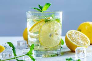 Drink with fresh lemons, mint and ice in glass (Flip 2019)