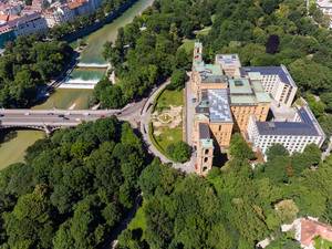 Drohnenaufnahme des Maximilianeums und der Maximiliansbrücke über der Isar, München