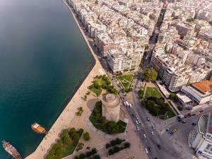 Drohnenaufnahme des Weißen Turms in Thessaloniki