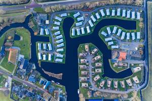 Drohnenaufnahme einer Ferienhaus Anlage am Wasser in Goingarijp, Niederlande