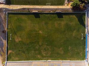 Drohnenaufnahme Luftbild: Fussball Platz in Almada Lissabon