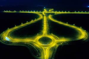Drohnenbild zeigt Straßen und gelbe Verkehrsbeleuchtung bei Nacht