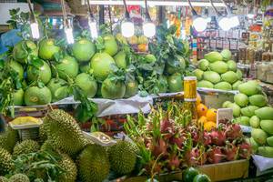 Durianfrüchte und Drachenfrüchte mit anderen exotischen Früchten auf dem Ben Thanh Markt in Saigon