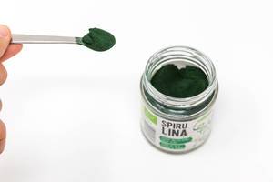 Dutch spiraluna powder by Mama Nature, made of blue-green seaweed, with chlorophyll and protein, for healthy smoothies and yoghurts