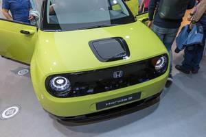 E-Mobility: front view of Honda-e hood with integrated charging port behind black flap