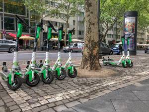 E-Scooter von Lime am Straßenrand in Köln, um sich autofrei durch die Stadt zu bewegen