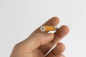 E-Zigarette zwischen den Fingern