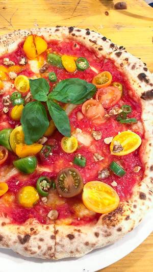 Echt neapolitanische vegane Pizza Pure Tomato in der Pizzeria 485 Grad in Köln