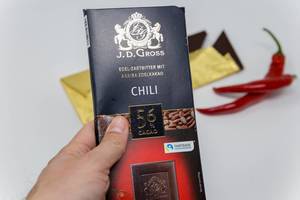 Edel-Zartbitter Schokolade mit Arriba Edelkakao und Chili Schoten aus Fairtrade Handel mit goldener Verpackung