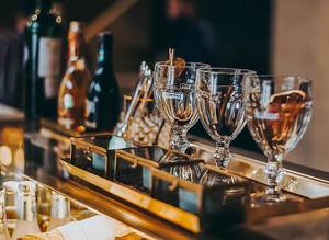 Edele Bar mit alkoholischen Drinks und schicken Gläsern
