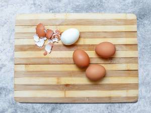 Eggs, eggshell, and  egg of unshelled on wooden board