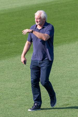 Ehemaliger Fußballer und Leverkusen-Boss Rudi Völler läuft während des Fußballtrainings über den Rasen