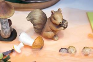 Eichhörnchen-Figur und künstliche Pilze