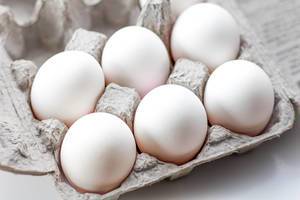 Eierkarton mit sechs Eiern