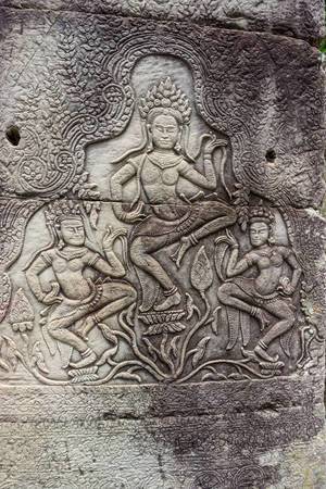 Ein Abbild in Stein einer tanzenden Aspara am Bayon Tempel in Siem Reap