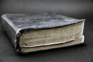 Ein altes, abgenutztes Buch mit schwarzem Lederumschlag