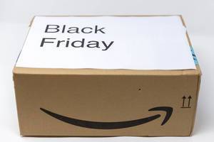 Ein Amazon Paket zum Black Friday