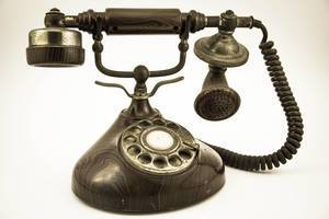Ein antikes Telefon auf weißem Hintergrund