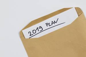 Ein brauner Umschlag mit einem Papier mit dem Plan für 2019
