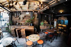 Ein Coffeeshop in industieller Holz Design Einrichting