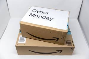 Ein Cyber Monday Paket von Amazon