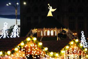 Ein Engel mit Trompete als Weihnachtsbeleuchtung beim Weihnachtsmarkt