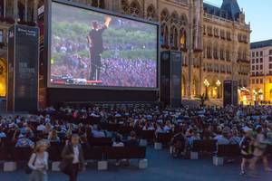 Ein Film wird beim Film Festival 2018 am Rathausplatz in Wien gespielt