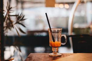 Ein Glas im gemütlichen Café mit schönem Bokeh im Hintergrund