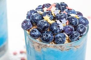 Ein Glas mit Früchte Smoothie, Haferflocken und Blaubeeren close-up