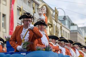 Ein Große KG Greesberger Vereinsmitglied zeigt mit dem Finger - Kölner Karneval 2018